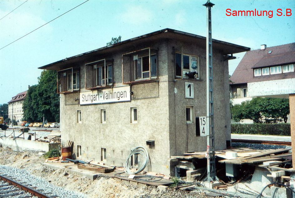 Die Außenansicht des Wärterstellwerk 1 im Juli 1983. Die Gleisumbaumaßnahmen sind voll im Gange, noch ein Jahr dann geht auch das Wärterstellwerk 1 Außer Betrieb. Foto BD Stuttgart 