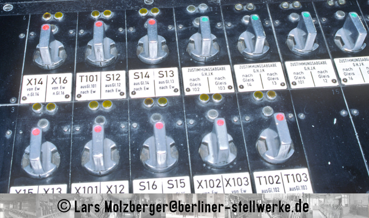 Fahrstraßensignal- u. Zustimmungshebel im Stellwerk Gaw Grünau