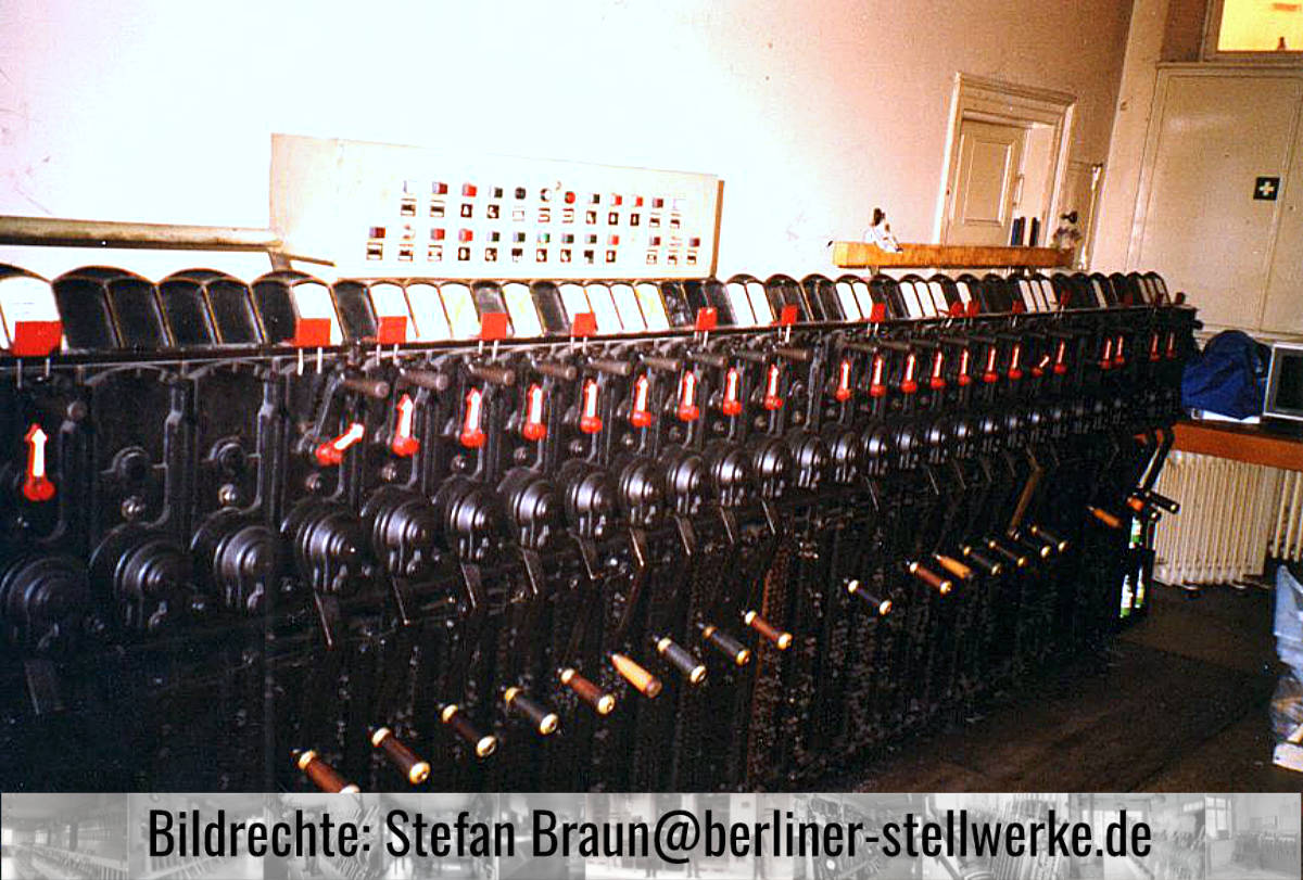 Die Befehlsstelle Gf im engen Dienstraum. 03.07.2004. Foto Stefan Braun
