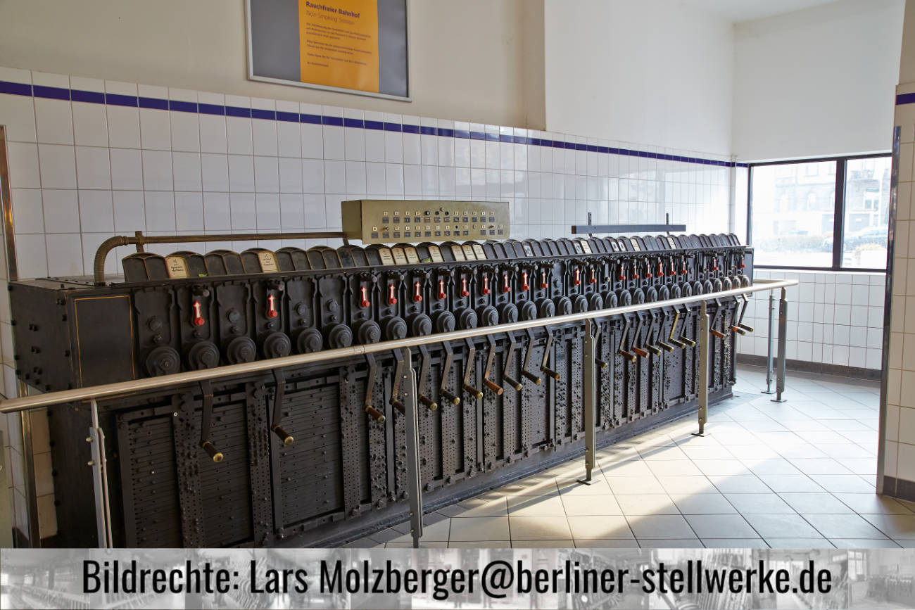 Das Kurbelwerk der Befehlsstelle Grünstadt. Mit 31 Befehlskurbeln war es das größte Kurbelwerk Deutschlands. Eine Besonderheit ist das zusätzlich Verschlussregister, um feindliche Fahrten auszuschließen. von 1898 bis 29. Juli 2004 in Betrieb. Es ist als Museumskurbelwerk im Empfangsgebäue des Bahnhofs Grünstadt der Nachwelt erhalten geblieben. 5. April 2017 Foto Lars Molzberger