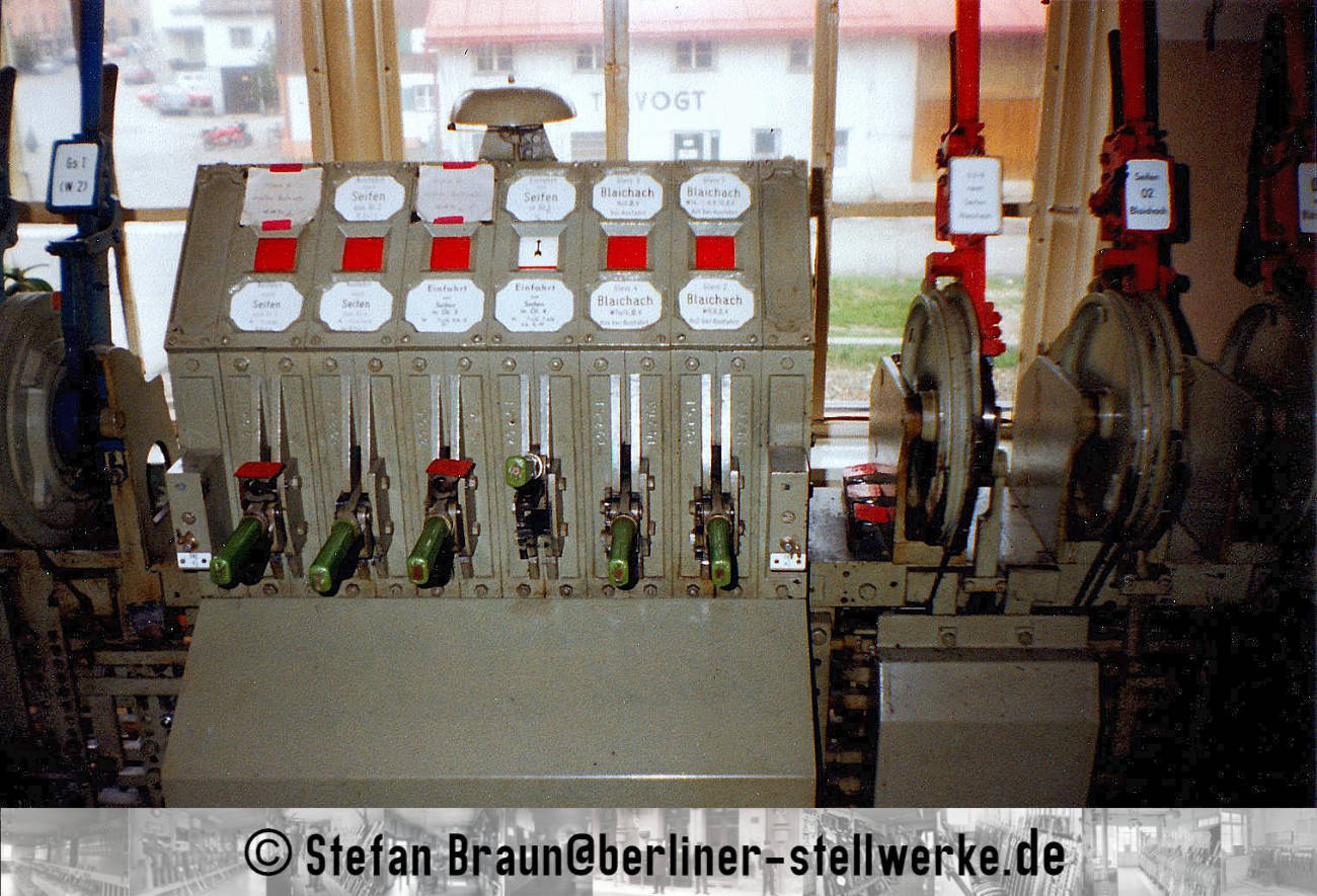 Eingestellte Fahrstraße von Seifen nach Gleis 1  Foto Stefan Braun  29.April 1995