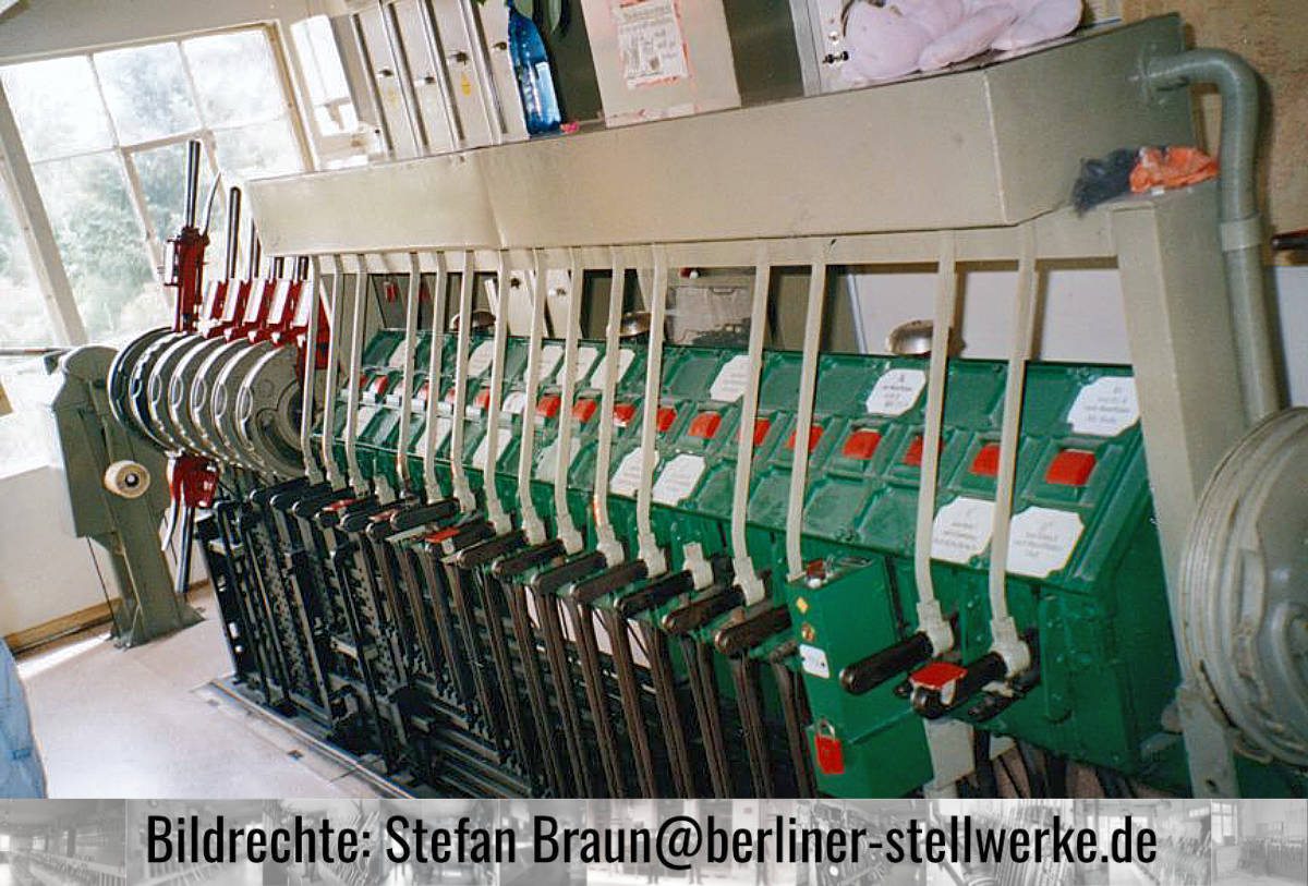 Der Kugelblock beim Wärter Gs gehörte zu den größeren Anlagen. Der eigenartige Kasten mit den den Fahrstraßenhebeln umschließenden Bügeln sind nachgerüstete elektrische Sperren.  03.07.2004. Foto Stefan Braun