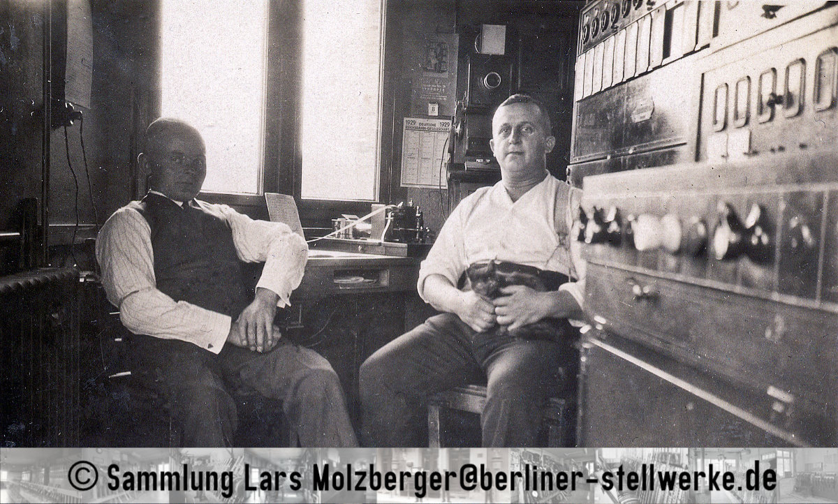Der Fahrdienstleiter und Telegraphist(?) sowie Stellwerkskatze 1929. Rechts das Block- und Hebelwerk von Siemens & Halske. Foto Sammlung Lars Molzberger
