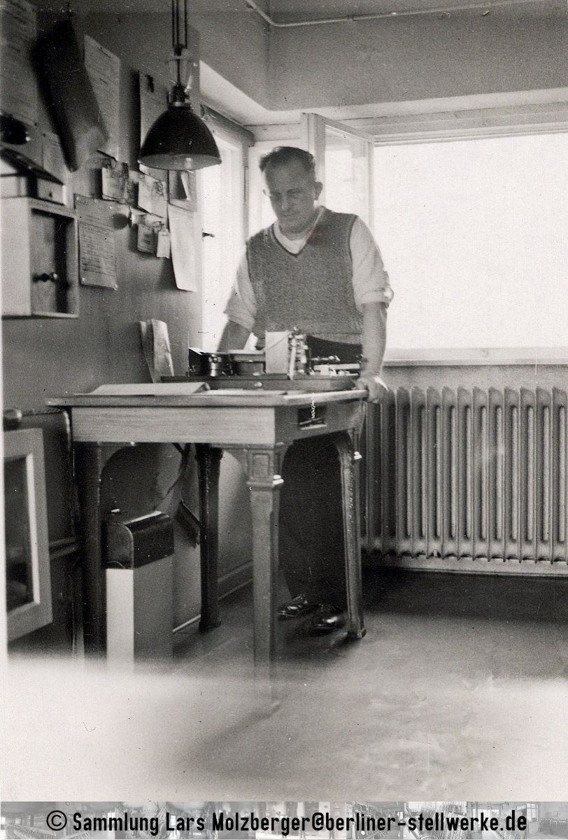 Der Fahrdienstleiter Wib am Telegraphentisch 1935. Foto Sammlung Lars Molzberger