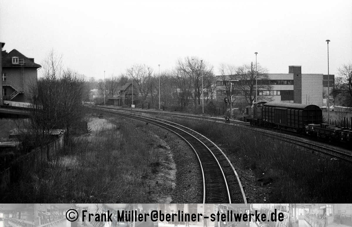 Am 28. November 1981 wartet die Übergabe nach Grunewald am Ausfahrsignal C auf Gleis 25 auf Ausfahrt. Weiter hinten das Stellwerk Tsb. Foto Frank Müller