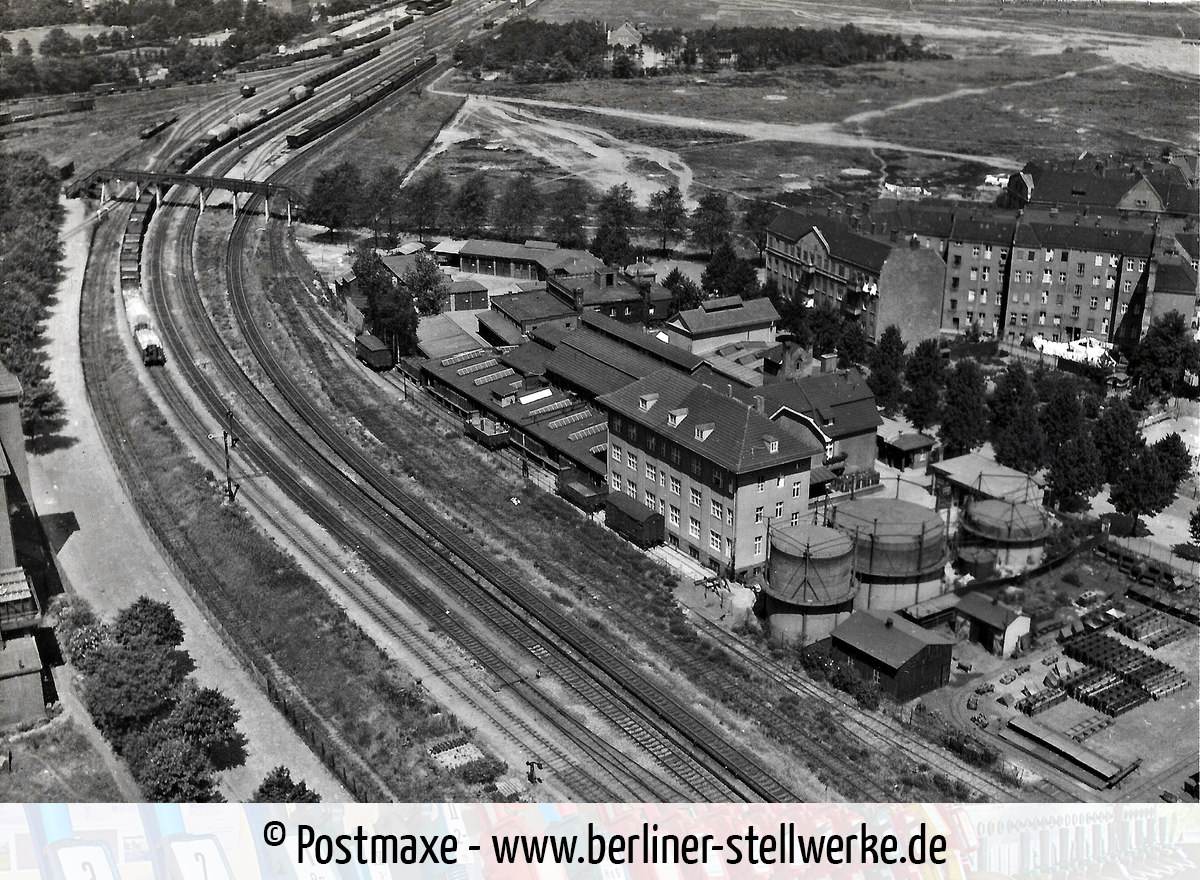 Blick auf den Stellwerksbezirk Tsb vom Gasometer des Gaswerks Tegel.  1939. Ausfahrsignal C mit Negativflügel.  Die drei Gasometer gehören zur Fa. Linde Technische Gase. Sammlung Postmaxe Polzin