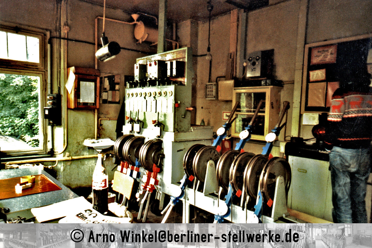 Block- und Hebelwerk Tsb. Beim Interieur des Stellwerks scheint die Zeit stehen geblieben zu sein. 3. Juli 1984 Foto Arno Winkel