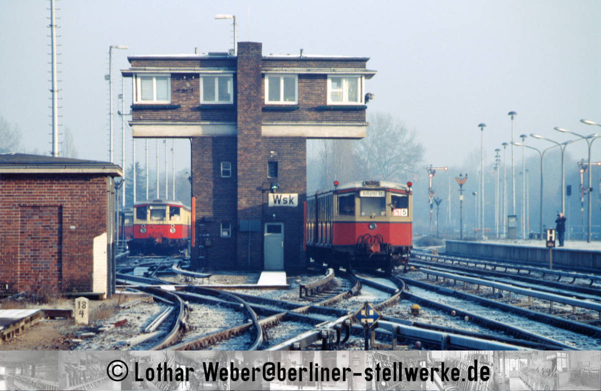 Eine schöne Eisenbahnstimmung. Frostiges Wetter, besetzte Kehranlage. Fahrzeuge und Stellwerk aus der gleichen Epoche. 12. Dezember 1987.  Foto Lothar Weber