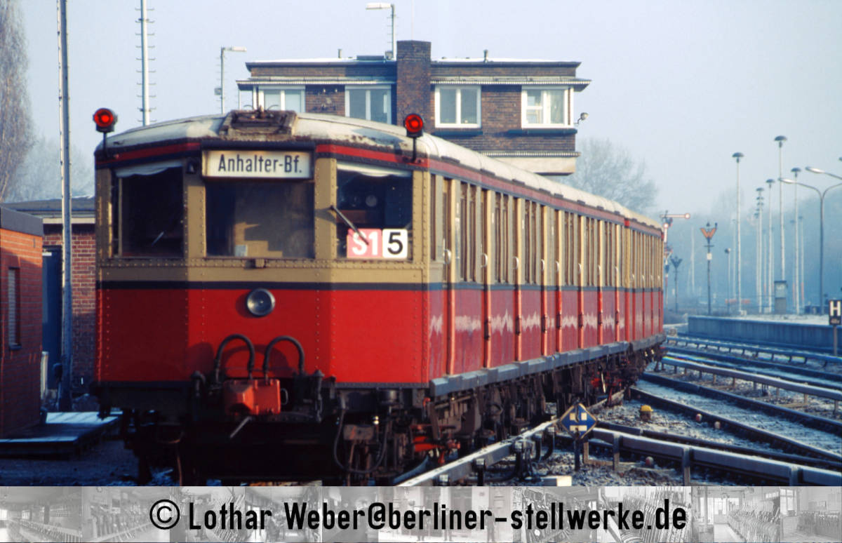Ein Zug der Linie S 1 mit Passviertel 275 625-2 setzt in die Kehre Wsk aus. 12. Dezember 1987. Foto Lothar Weber