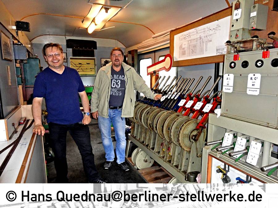 Der Autor mit Herrn Rainer Quednau vor dem Hebelwerk Foh. Wie man sieht, kann auch Sicherungstechnik Spaß machen. Foto Hans Quednau